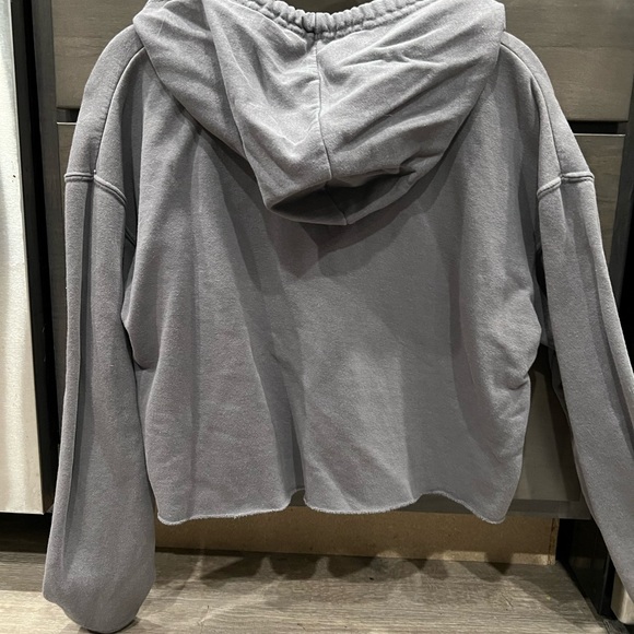 Graphic crop top hoodie - Picture 3 of 5